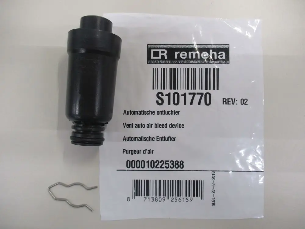 Automatischer Entlüfter von Remeha, schwarzes Kunststoffteil mit Anschluss und beiliegendem Sicherungsclip, verpackt in einem weißen Etikett mit Produktinformationen.